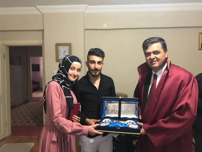 Bilecik'in İlçe Belediye Başkanı Muzaffer Yalçın, genç çiftlerin nikahanı kıydı