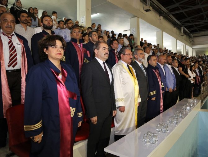 Erciyes Üniversitesi bölümlerinden mezun olan 500 öğrenciye diplomaları verildi.