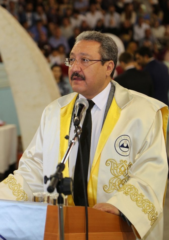 Erciyes Üniversitesi bölümlerinden mezun olan 500 öğrenciye diplomaları verildi.