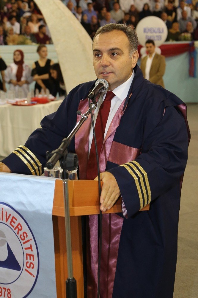Erciyes Üniversitesi bölümlerinden mezun olan 500 öğrenciye diplomaları verildi.