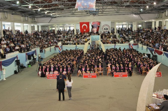 Erciyes Üniversitesi bölümlerinden mezun olan 500 öğrenciye diplomaları verildi.