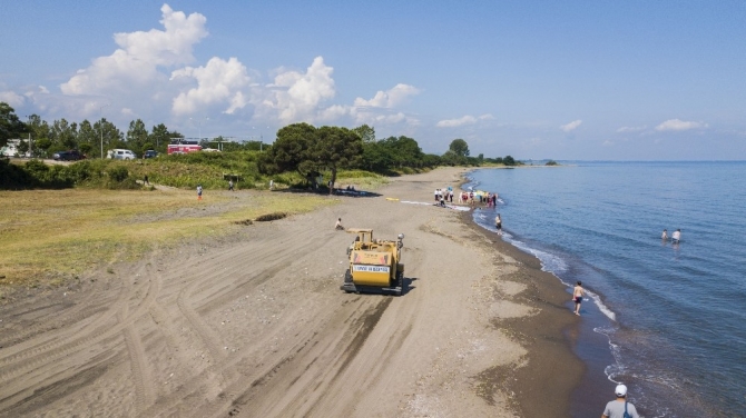 Ünye’nin şifalı kumsalları temizleniyor