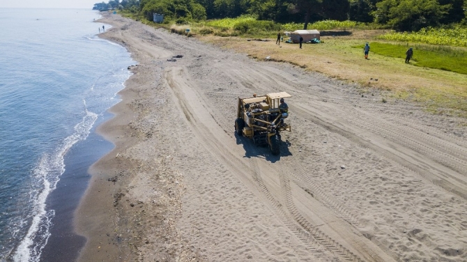 Ünye’nin şifalı kumsalları temizleniyor