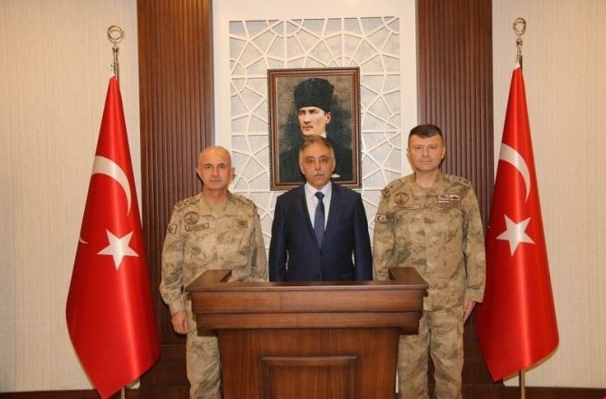Korgeneral Karataş’tan Vali Toprak’a ziyaret