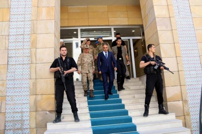 Korgeneral Karataş’tan Vali Toprak’a ziyaret