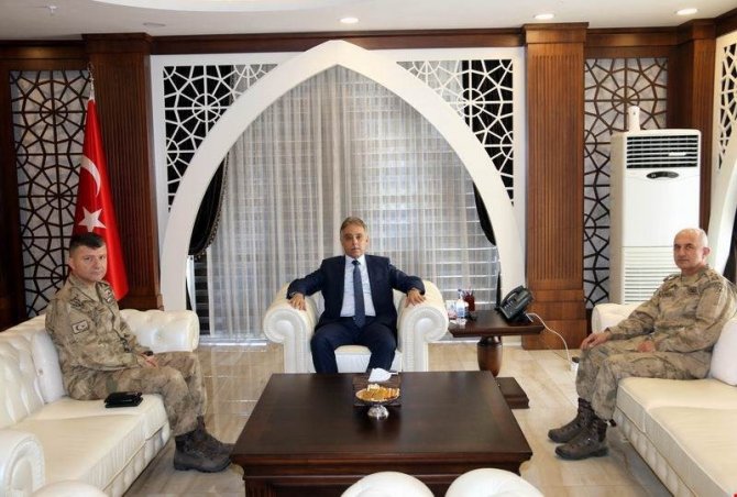 Korgeneral Karataş’tan Vali Toprak’a ziyaret