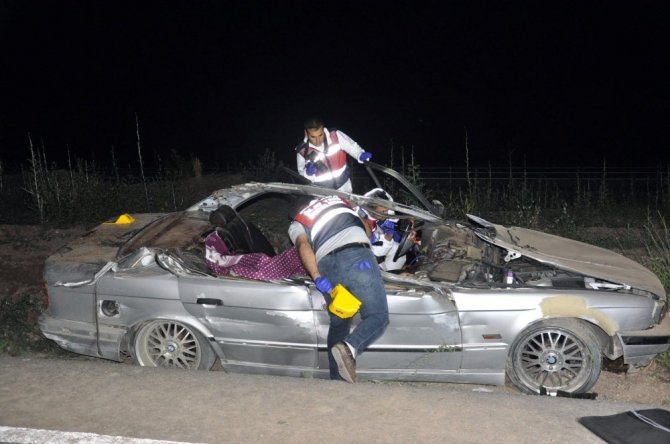 Nişanlı çifti kaza ayırdı