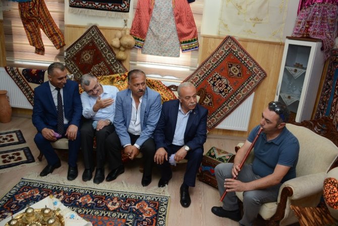 El emeklerini sergilediler