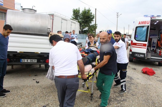 Kamyonet ile motosiklet çarpıştı: 2 yaralı