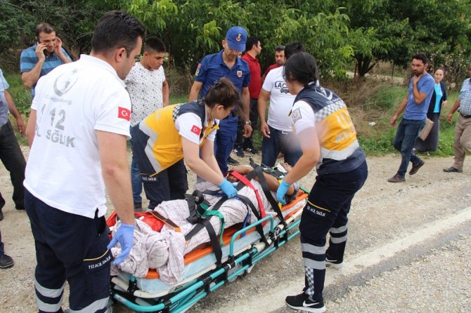 Kamyonet ile motosiklet çarpıştı: 2 yaralı