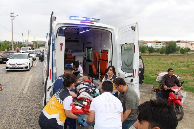 Kamyonet ile motosiklet çarpıştı: 2 yaralı