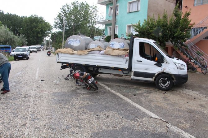 Kamyonet ile motosiklet çarpıştı: 2 yaralı
