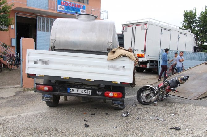 Kamyonet ile motosiklet çarpıştı: 2 yaralı