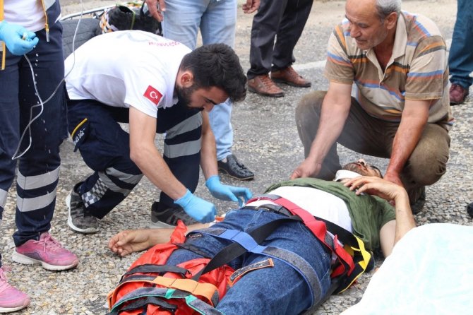 Kamyonet ile motosiklet çarpıştı: 2 yaralı