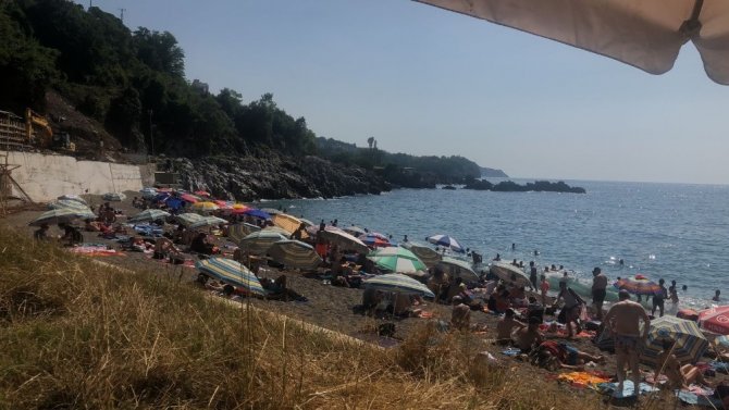 Zonguldak’ta vatandaşlar sahillere akın etti