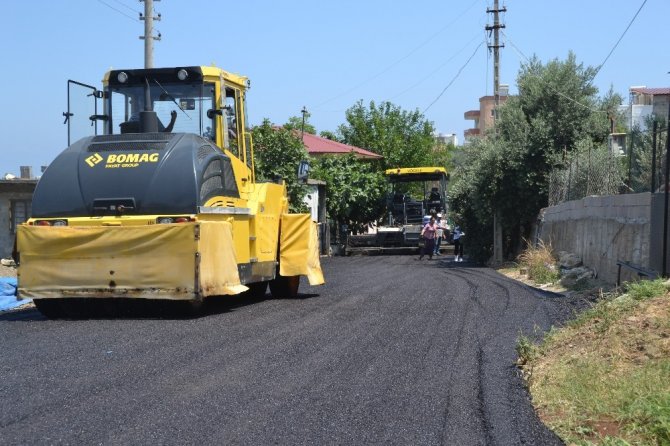 Erdemli’de asfalt çalışmaları sürüyor