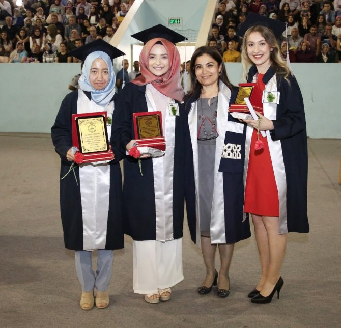 ERÜ Sağlık Bilimleri Fakültesi Yeni Mezunlarını Verdi