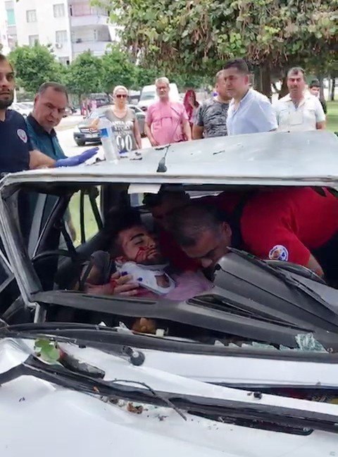 Otomobilde sıkışan yaralıları itfaiye kurtardı