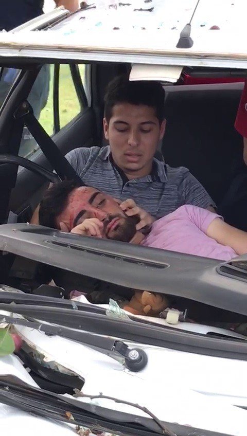 Otomobilde sıkışan yaralıları itfaiye kurtardı