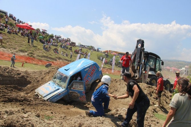 Off-Road yarışları nefes kesti