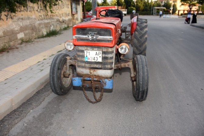 Traktör ile otomobil çarpıştı: 2 yaralı