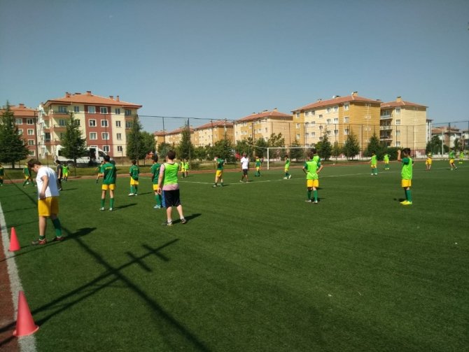 Futbol yaz okullarında çalışmalar devam ediyor