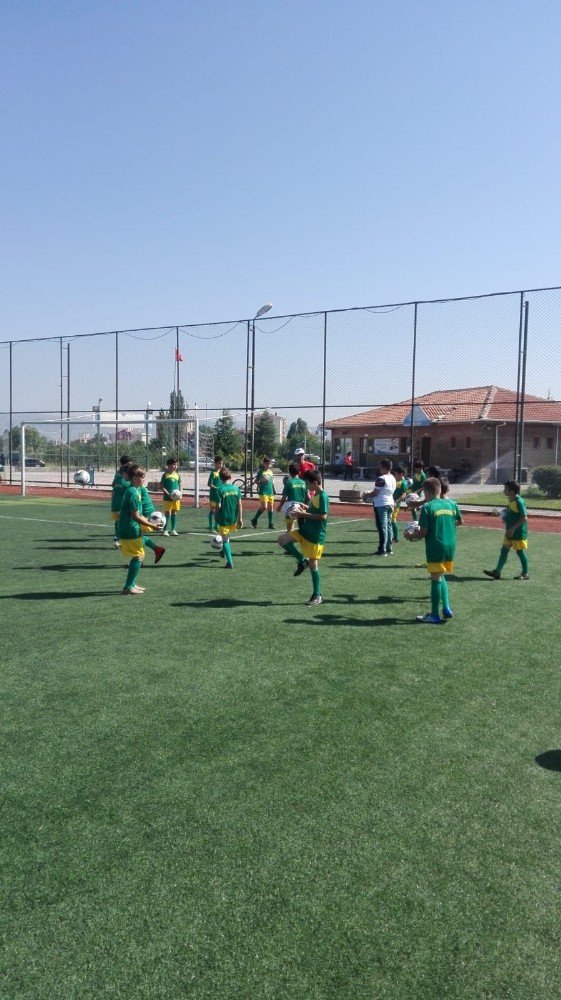 Futbol yaz okullarında çalışmalar devam ediyor