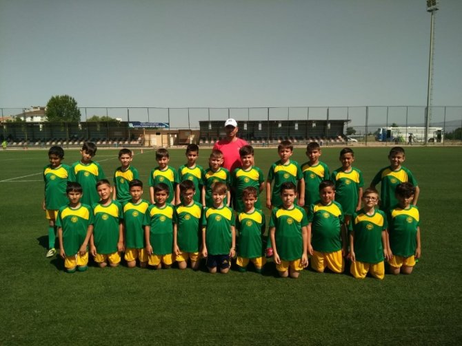 Futbol yaz okullarında çalışmalar devam ediyor