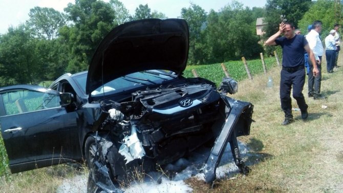 Otomobiller kafa kafaya çarpıştı: 3 yaralı