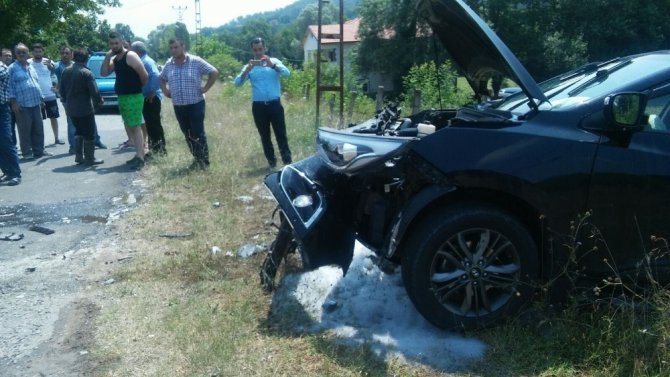 Otomobiller kafa kafaya çarpıştı: 3 yaralı