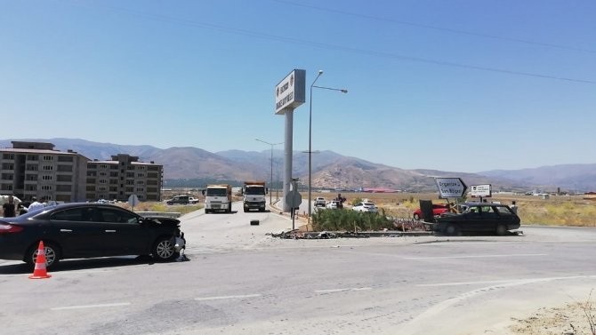 Erzincan-Sivas Karayolu'nda trafik kazası: 4 kişi yaralı
