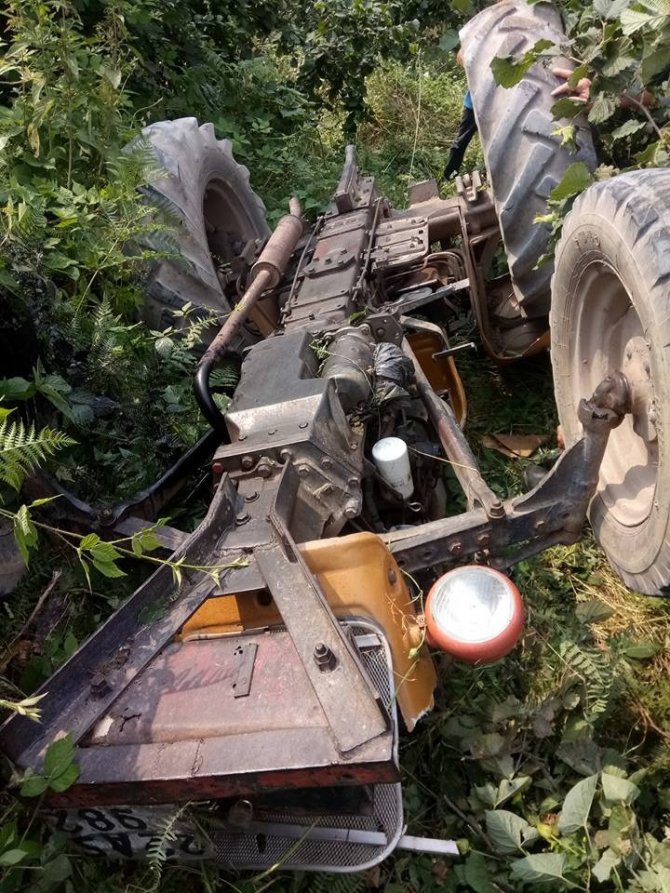 Devrilen traktörün altında kalan yaşlı adam hayatını kaybetti