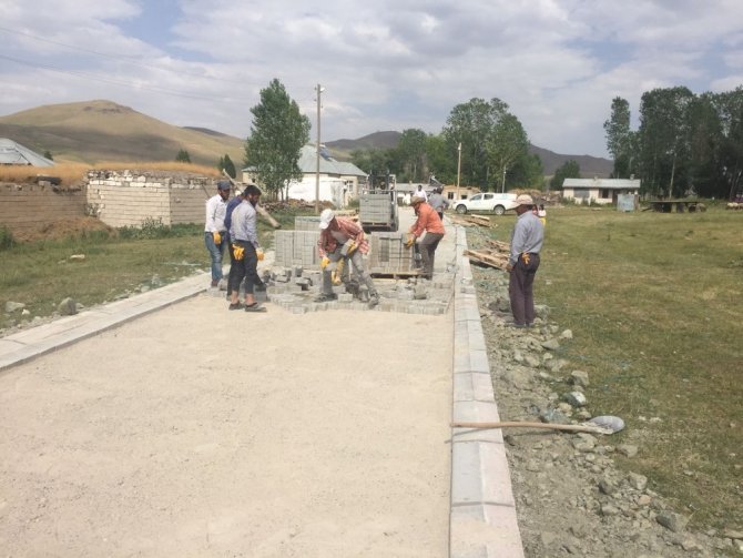 Çaldıran’da kilitli parke taşı çalışması