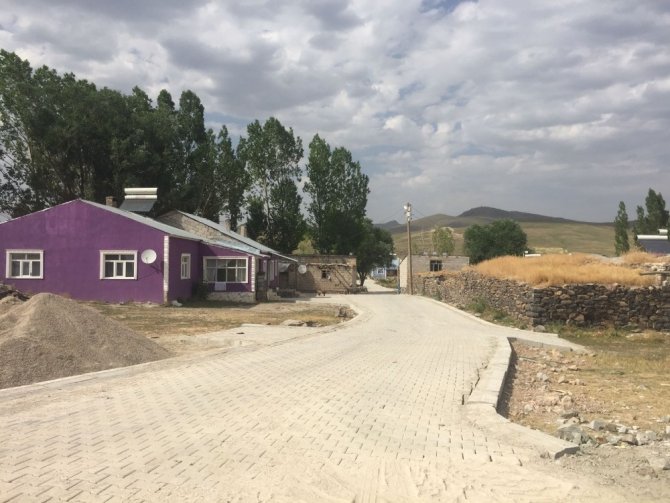 Çaldıran’da kilitli parke taşı çalışması