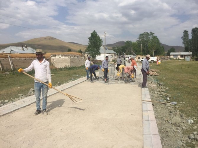 Çaldıran’da kilitli parke taşı çalışması