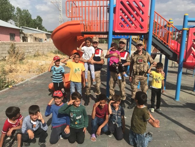Jandarmadan “Çocuklarımız Güvende” uygulaması