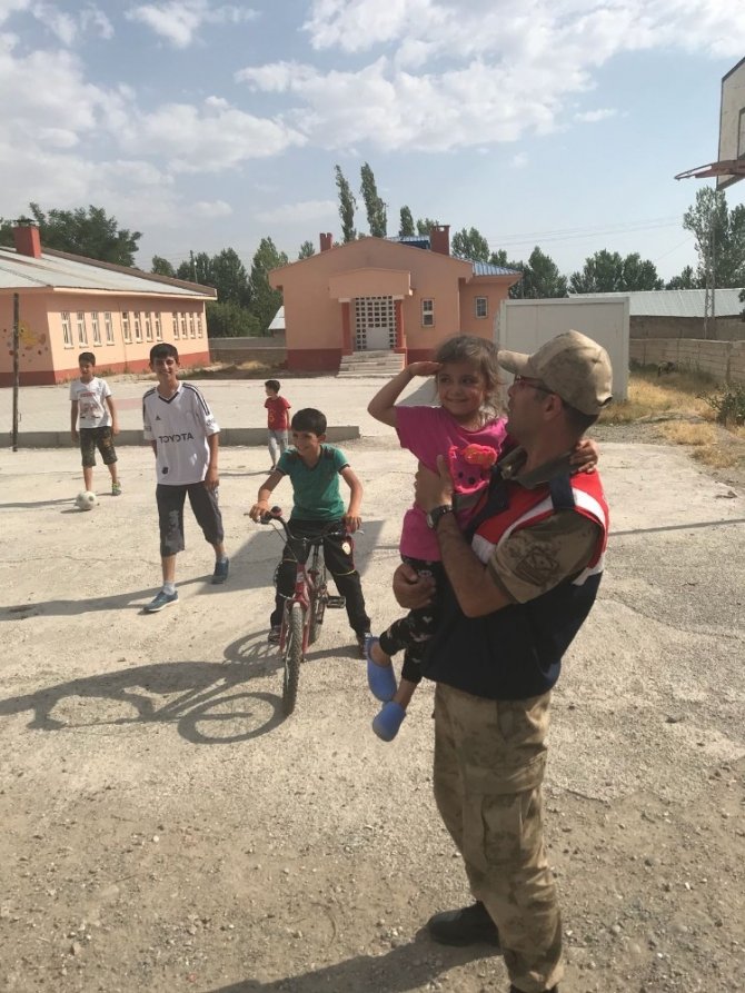 Jandarmadan “Çocuklarımız Güvende” uygulaması