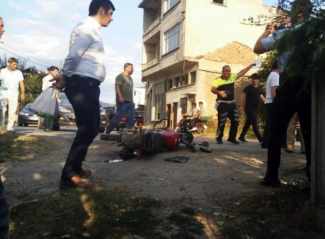 Sakarya’da motosiklet ile otomobil çarpıştı: 2 yaralı