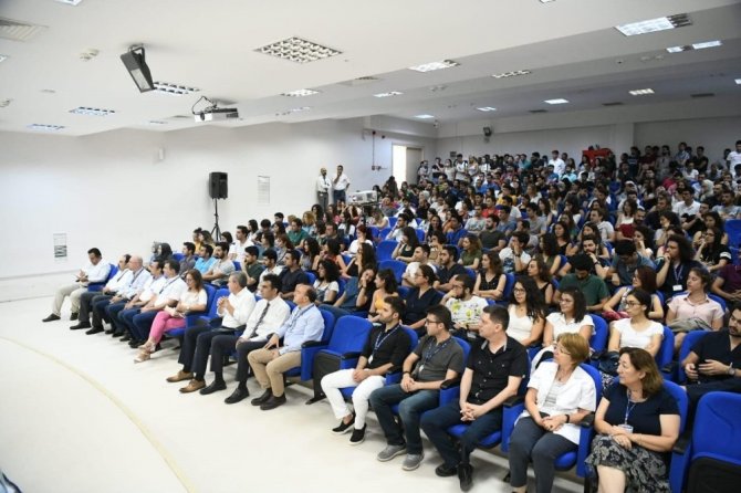 Ege Üniversitesi Rektörü Necdet Budak: "Her zaman hastalarınıza karşı sabırlı, müşfik ve ilgili olun"