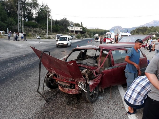 Kazada otomobil ikiye bölündü: 4 yaralı