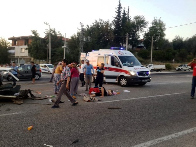 Kazada otomobil ikiye bölündü: 4 yaralı