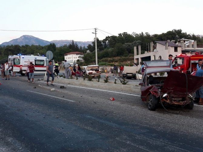 Kazada otomobil ikiye bölündü: 4 yaralı