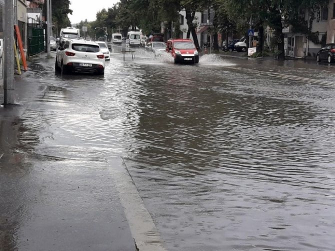Sakarya’da sağanak yağış su baskınlarına neden oldu