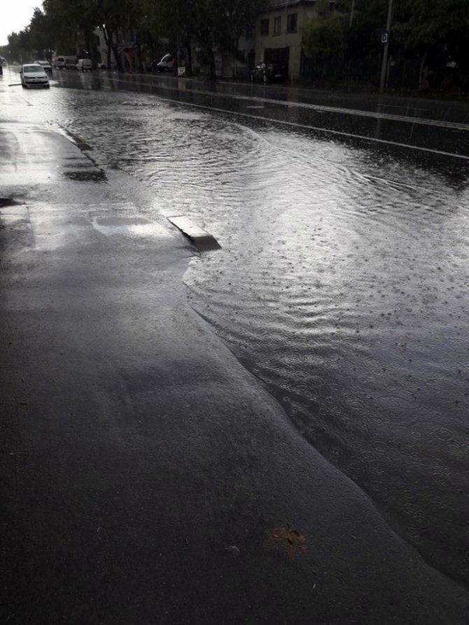 Sakarya’da sağanak yağış su baskınlarına neden oldu