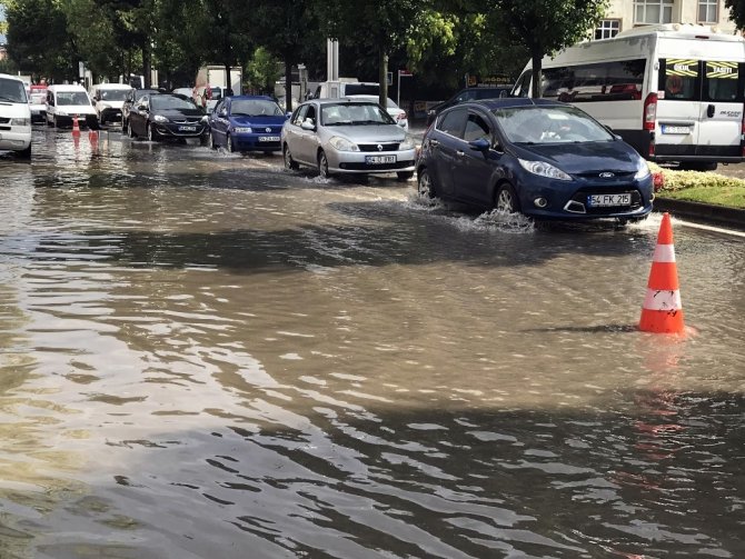 Sakarya’da sağanak yağış su baskınlarına neden oldu