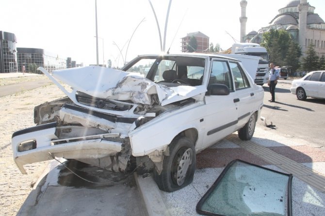 Uşak’ta trafik kazası: 3 yaralı