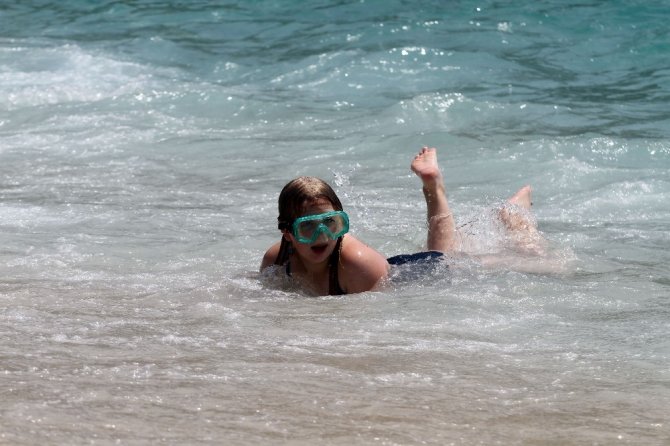 Alanya’da plajlar tıklım tıklım