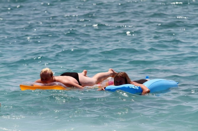 Alanya’da plajlar tıklım tıklım