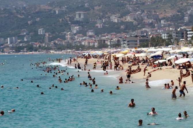 Alanya’da plajlar tıklım tıklım