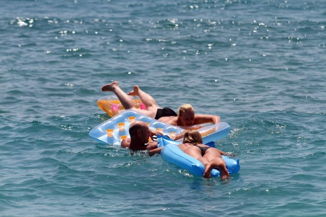 Alanya’da plajlar tıklım tıklım